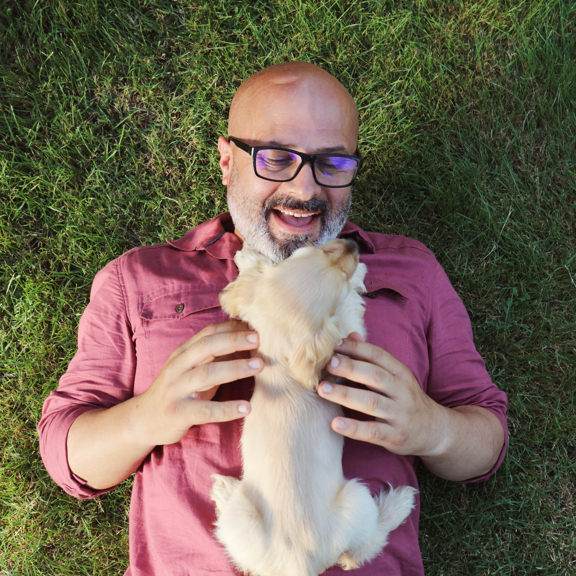 芝生の上で犬を持つ男